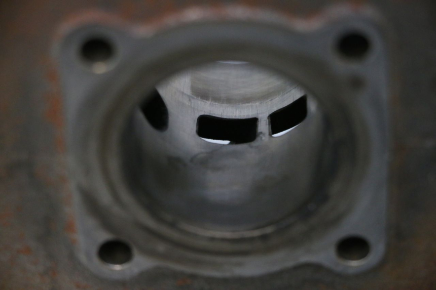 photo de CILINDRO PISTON PEUGEOT SPEEDFIGHT 2 AC 50 (2000 - 2009) - Detalles de los puntos de fijación