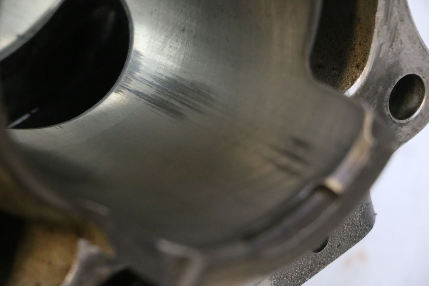 photo de CILINDRO YAMAHA WAVE RUNNER GP R 1200 (2000 - 2003) - Zoom sobre los componentes