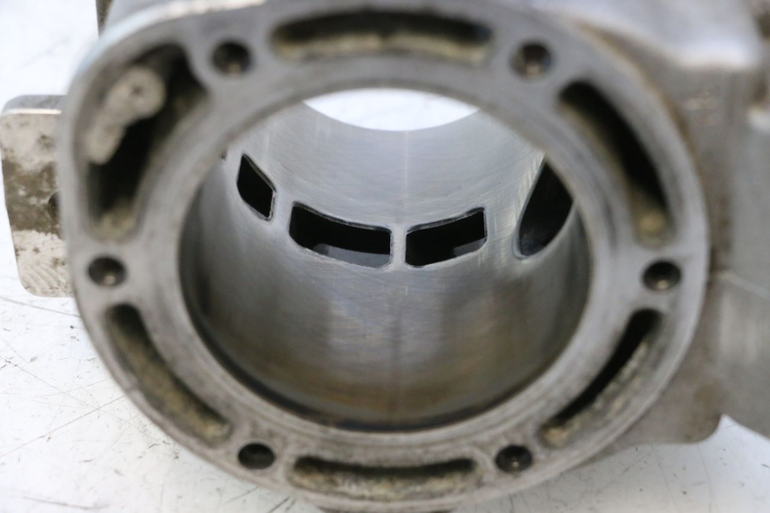 photo de CILINDRO YAMAHA WAVE RUNNER GP R 1200 (2000 - 2003) - Primer plano técnico