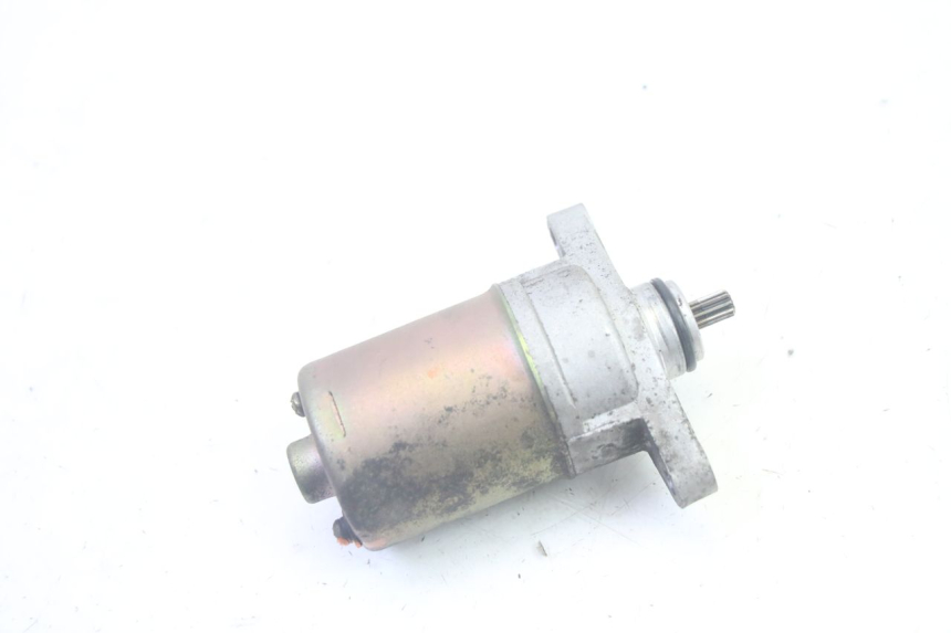 photo de MOTOR DE ARRANQUE PEUGEOT KISBEE 4T 50 (2018 - 2022) - Primer plano técnico