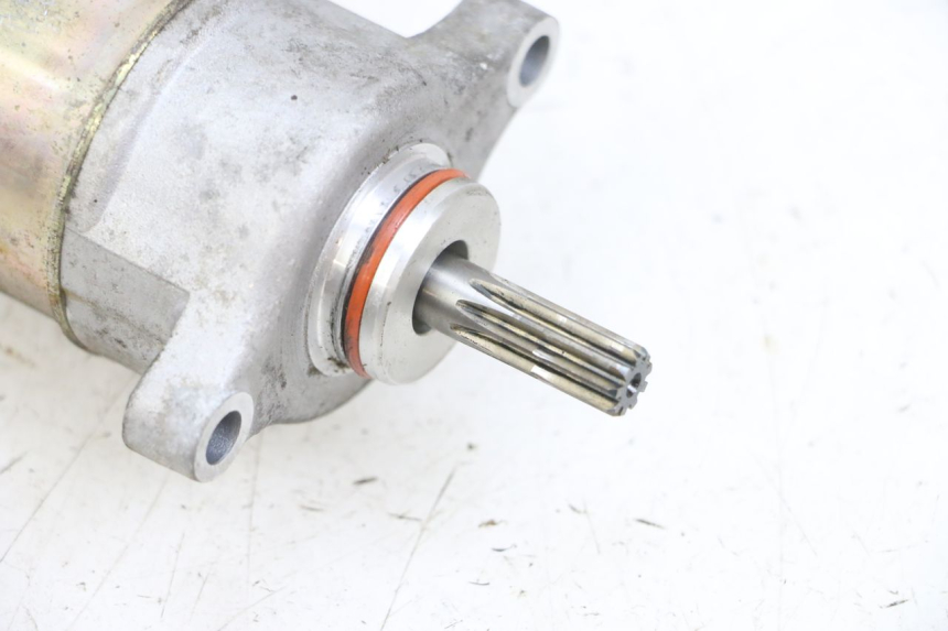 photo de MOTOR DE ARRANQUE YAMAHA XMAX X-MAX 125 (2006 - 2009) - Primer plano técnico