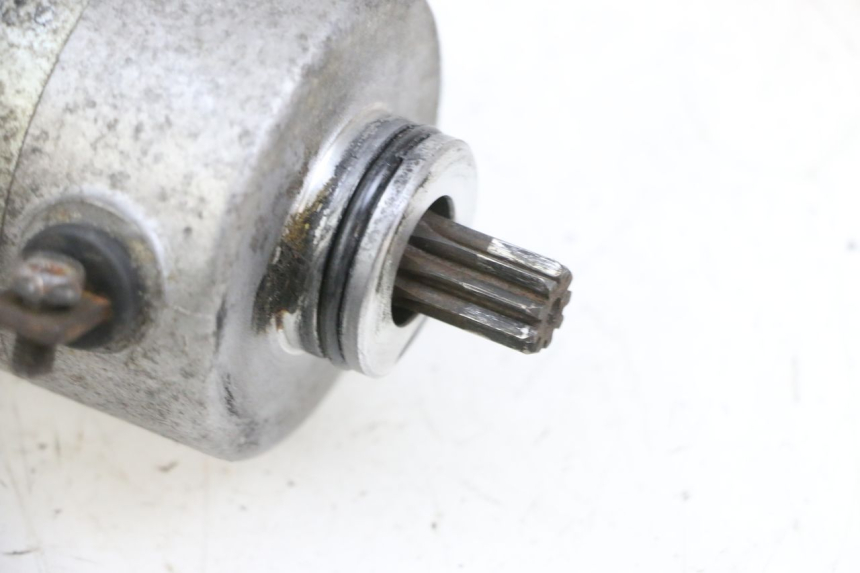 photo de MOTOR DE ARRANQUE YAMAHA YP MAJESTY 125 (2002 - 2006) - Primer plano técnico