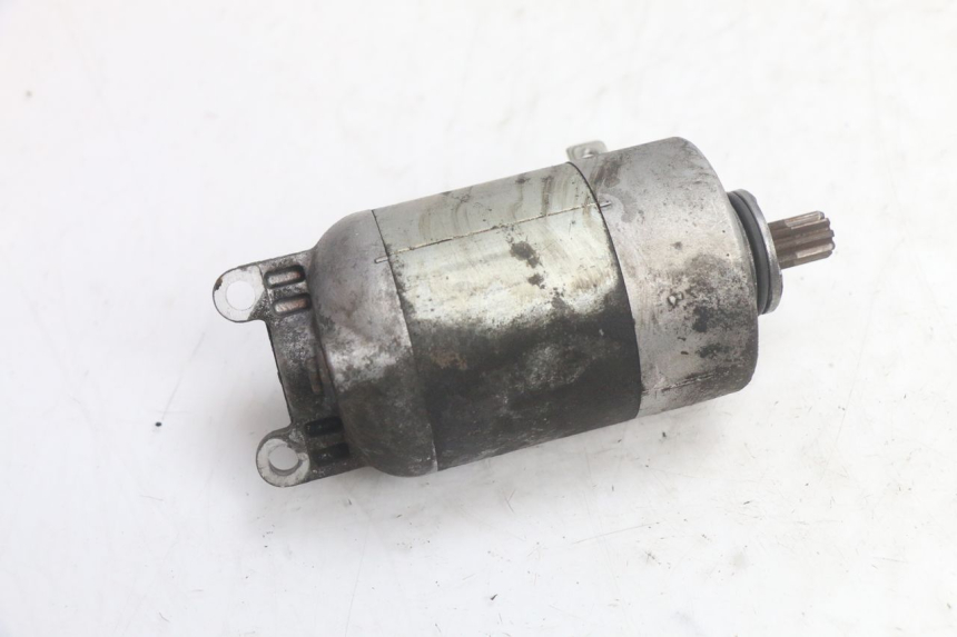 photo de MOTOR DE ARRANQUE YAMAHA YP MAJESTY 125 (1998 - 2001) - Primer plano técnico