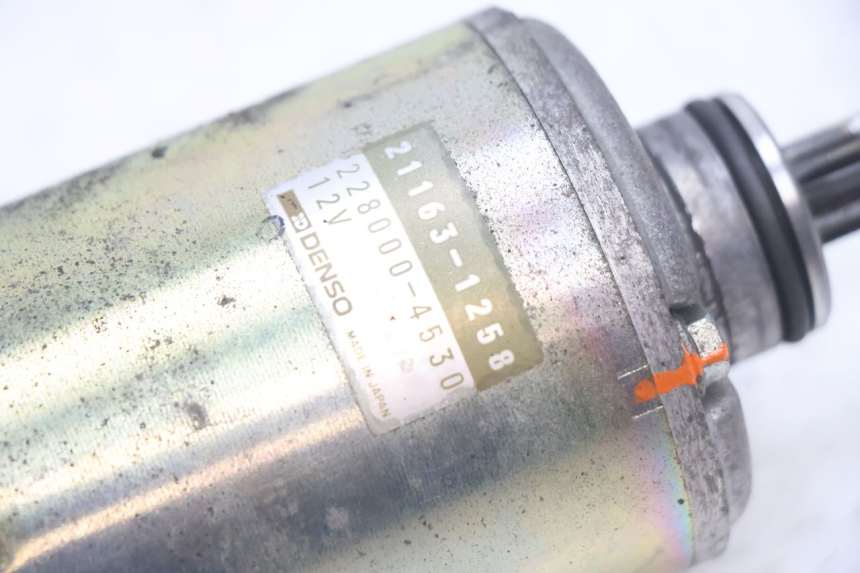 photo de MOTOR DE ARRANQUE KAWASAKI ZX-6R ZX6R 600 (1995 - 1997) - Primer plano técnico