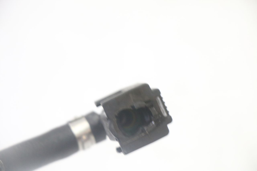 photo de TUBO INYECTOR YAMAHA YZ-F YZF 250 (2014 - 2018) - Primer plano técnico