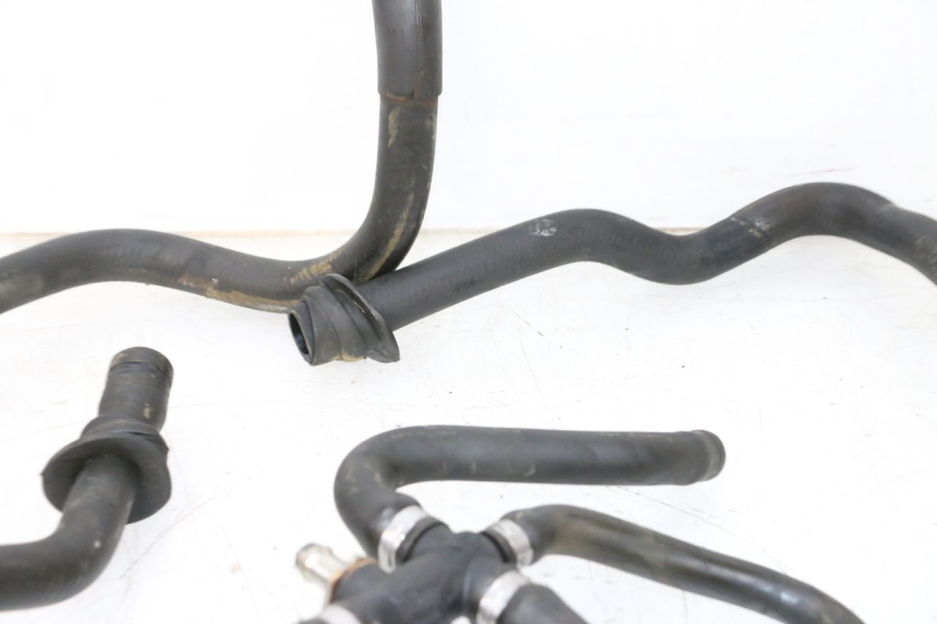 photo de MANGUERA DEL RADIADOR PIAGGIO VESPA GTS SUPER IE 125 (2009 - 2016) - Otra perspectiva