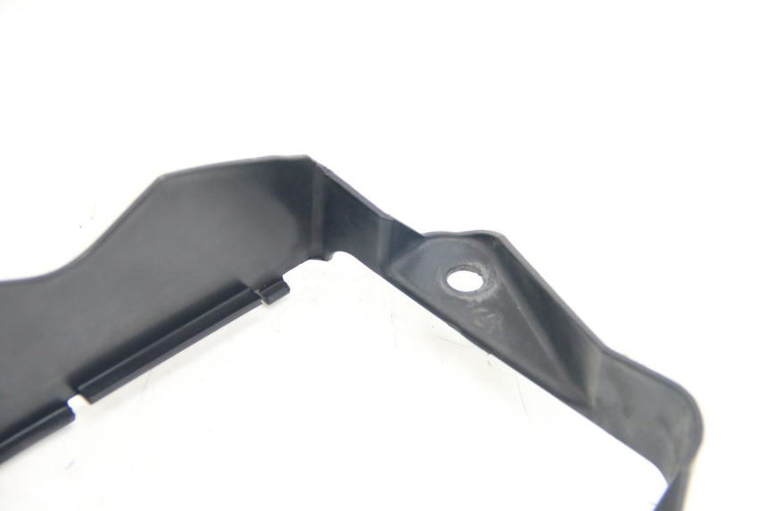 photo de TAPA DEL RADIADOR SUZUKI SIXTEEN 125 (2008 - 2010) - Otra perspectiva