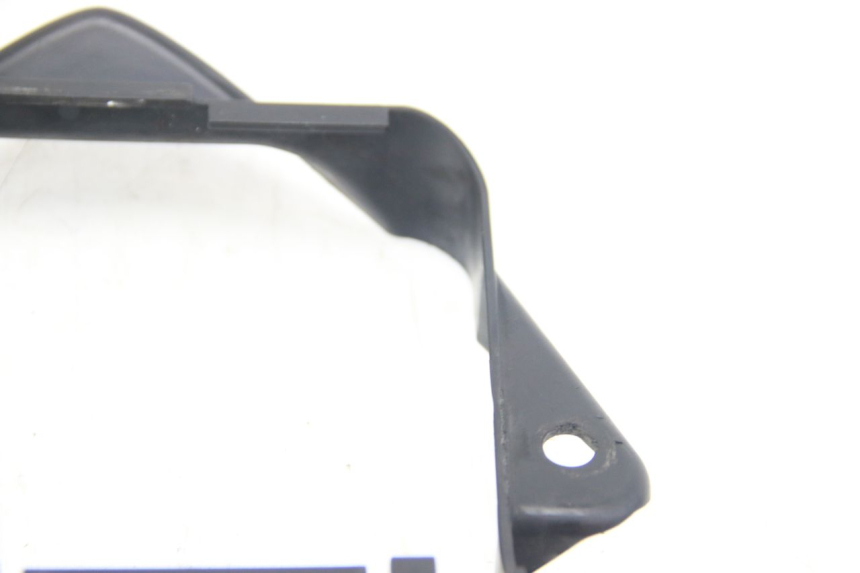 photo de TAPA DEL RADIADOR SUZUKI SIXTEEN 125 (2008 - 2010) - Detalles de los puntos de fijación