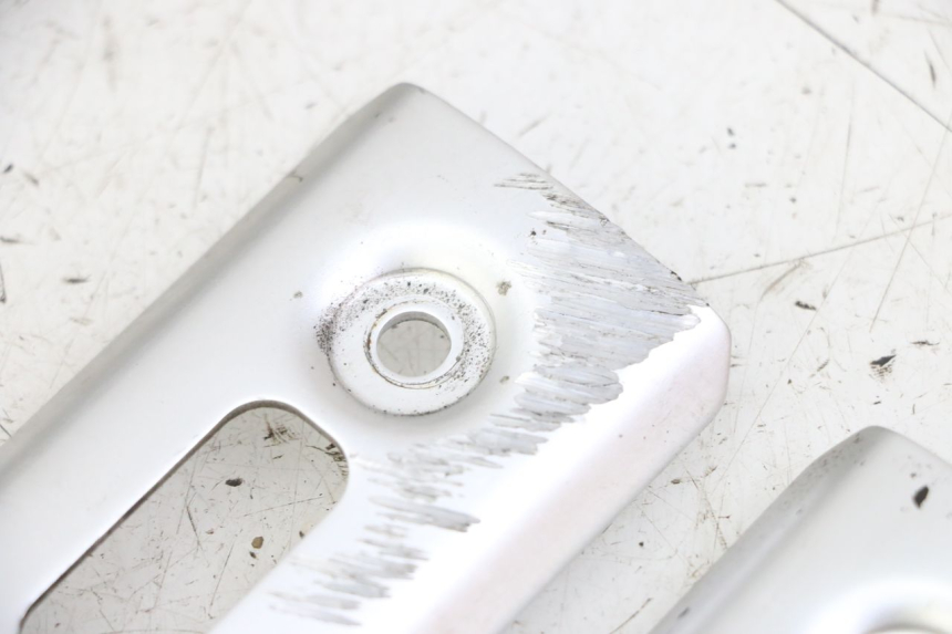 photo de RADIADOR CUBIERTA YAMAHA FZS FAZER 600 (2001 - 2003) - Detalles de los puntos de fijación