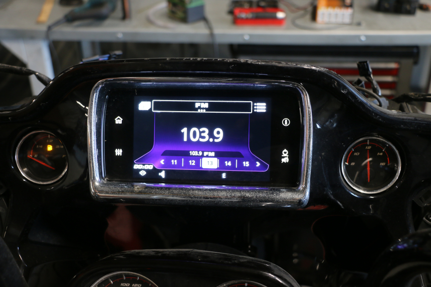 photo de PANTALLA MULTIMEDIA HARLEY DAVIDSON ROAD GLIDE FLTRXSE 1920 (2018 - 2022) - Primer plano técnico