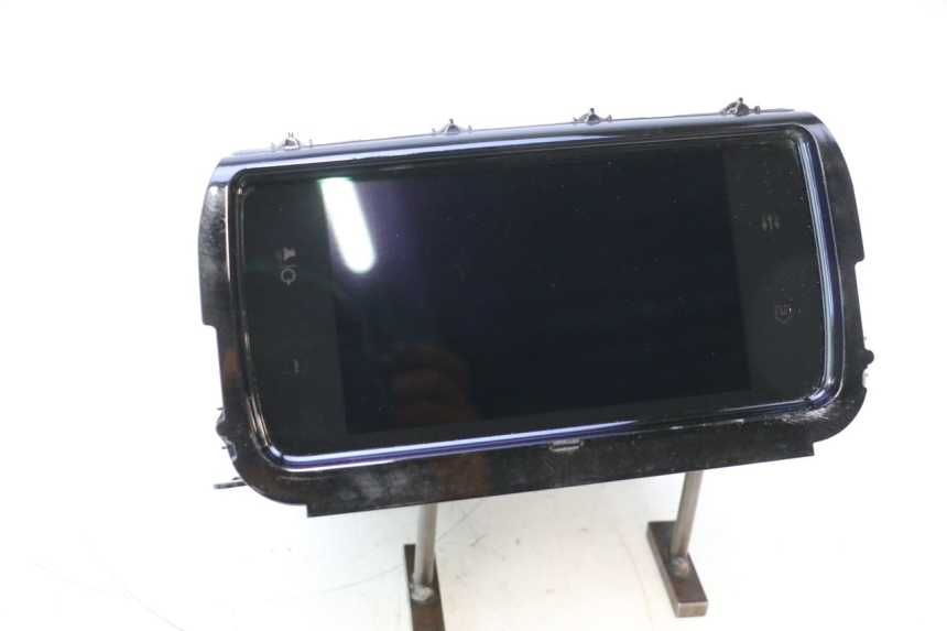 photo de PANTALLA MULTIMEDIA HARLEY DAVIDSON ROAD GLIDE FLTRXSE 1920 (2018 - 2022) - Detalles de los puntos de fijación
