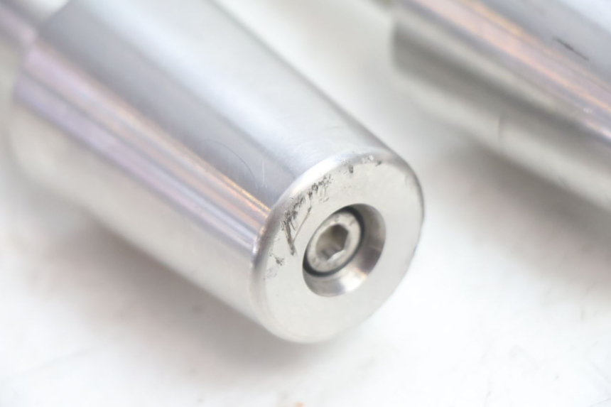 photo de PUNTA DE MANILLAR PEUGEOT SATELIS 125 (2006 - 2009) - Estado de la superficie y material