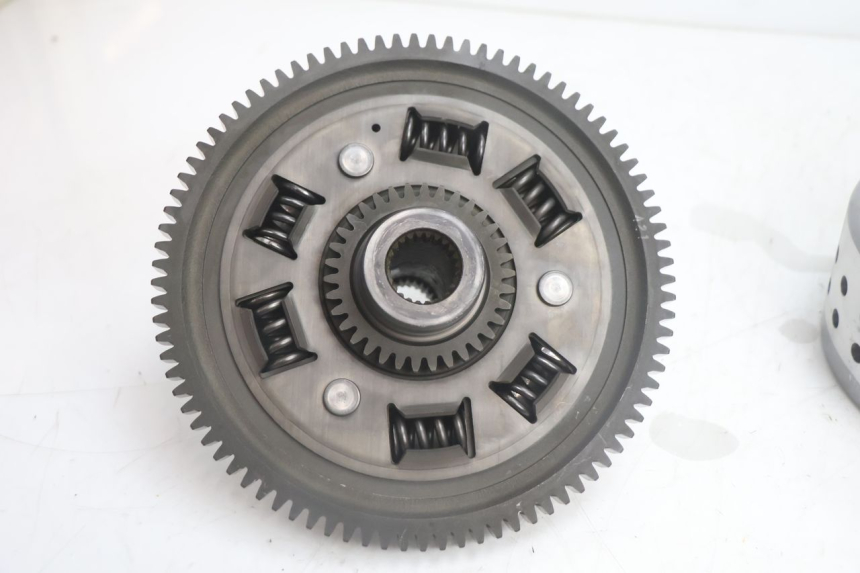 photo de EMBRAGUE SUZUKI BURGMAN EXECUTIVE ABS 650 (2006 - 2012) - Detalles de los puntos de fijación
