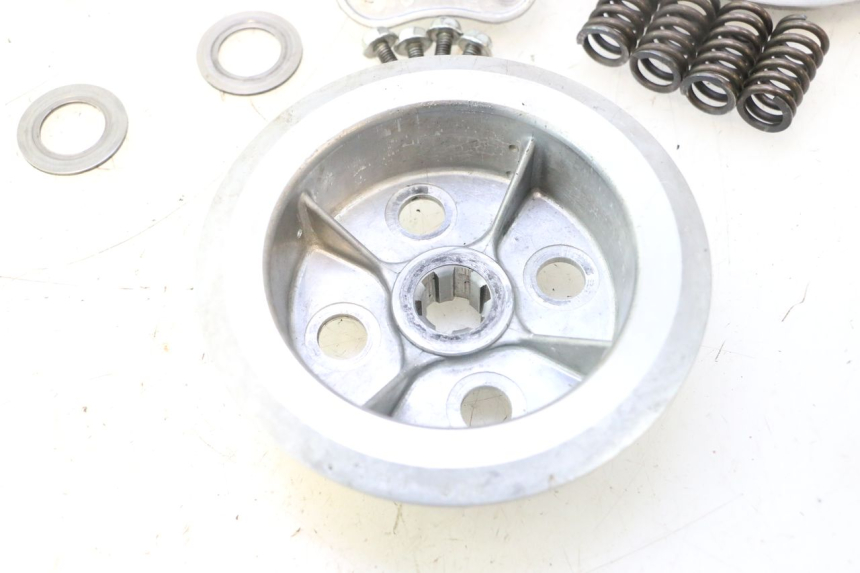 photo de EMBRAGUE SUZUKI DR S 600 (1985 - 1989) - Primer plano de alta resolución