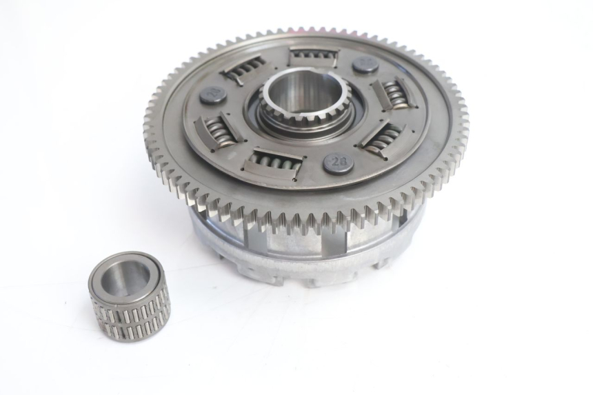 photo de EMBRAGUE SUZUKI GSR 600 (2005 - 2012) - Primer plano técnico