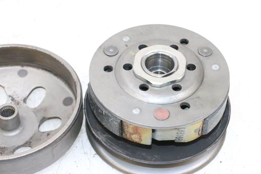 photo de EMBRAGUE PEUGEOT KISBEE 4T 50 (2018 - 2022) - Primer plano técnico