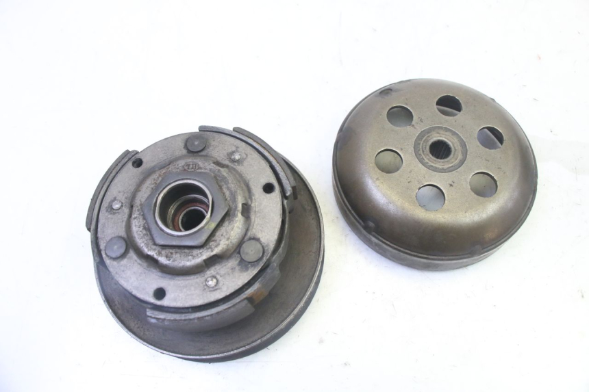 photo de EMBRAGUE PEUGEOT SATELIS 125 (2013 - 2018) - Primer plano técnico