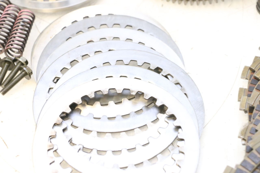 photo de EMBRAGUE YAMAHA YZF R GENESIS 750 (1993 - 1998) - Primer plano técnico