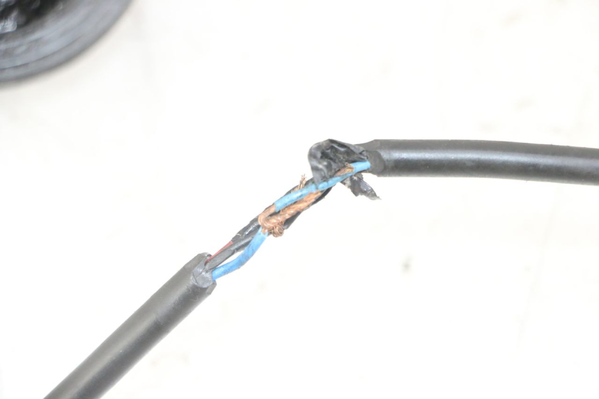 photo de ENTRENADOR DE CUENTAKILÓMETROS YAMAHA XMAX X-MAX 125 (2006 - 2009) - Detalles de los puntos de fijación