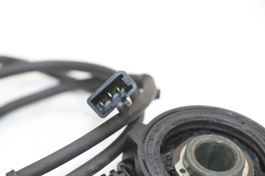 photo de TRANSMISOR DE VELOCÍMETRO PIAGGIO X9 125 (2000 - 2003) - Primer plano técnico