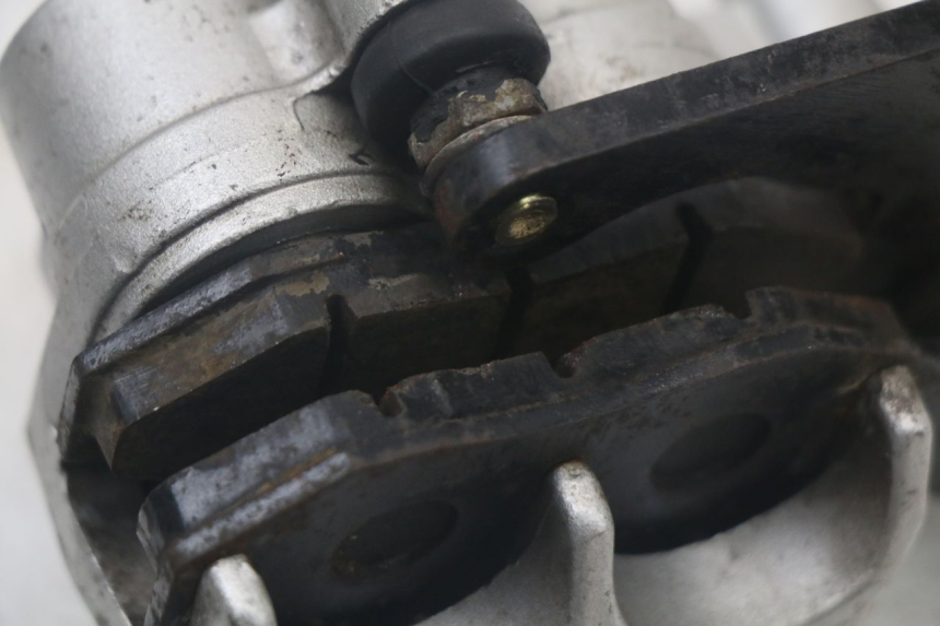 photo de PINZA DE FRENO TRASERA JONWAY AZTRAL 125 (2008 - 2017) - Detalles de los puntos de fijación