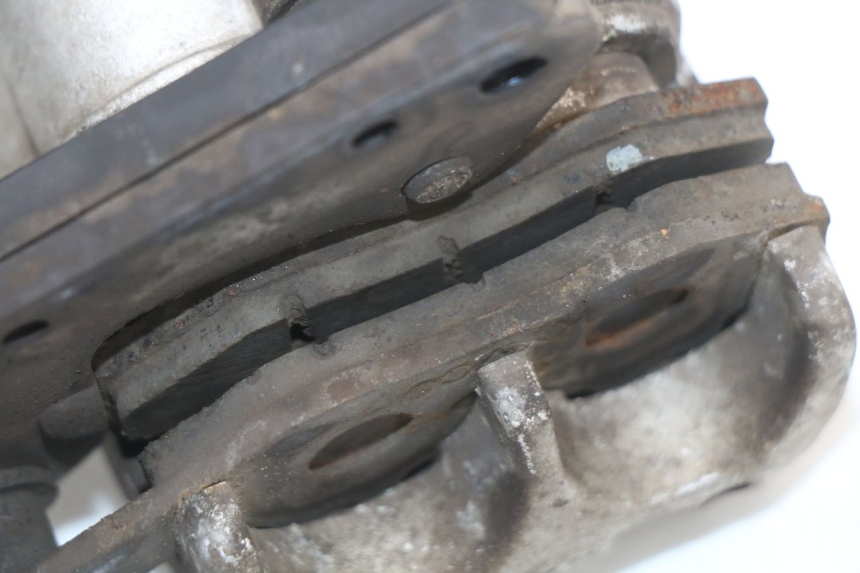 photo de PINZA DE FRENO DELANTERO KYMCO AGILITY 4T 50 (2005 - 2018) - Detalles de los puntos de fijación