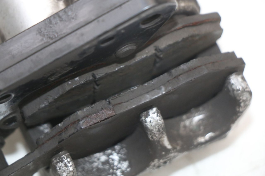 photo de PINZA DE FRENO DELANTERO KYMCO AGILITY 4T 50 (2005 - 2018) - Detalles de los puntos de fijación