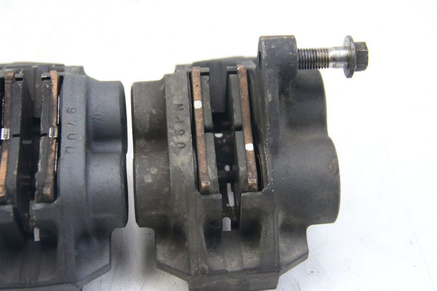 photo de PINZA DE FRENO DELANTERO YAMAHA FZS FAZER 600 (2001 - 2003) - Primer plano técnico