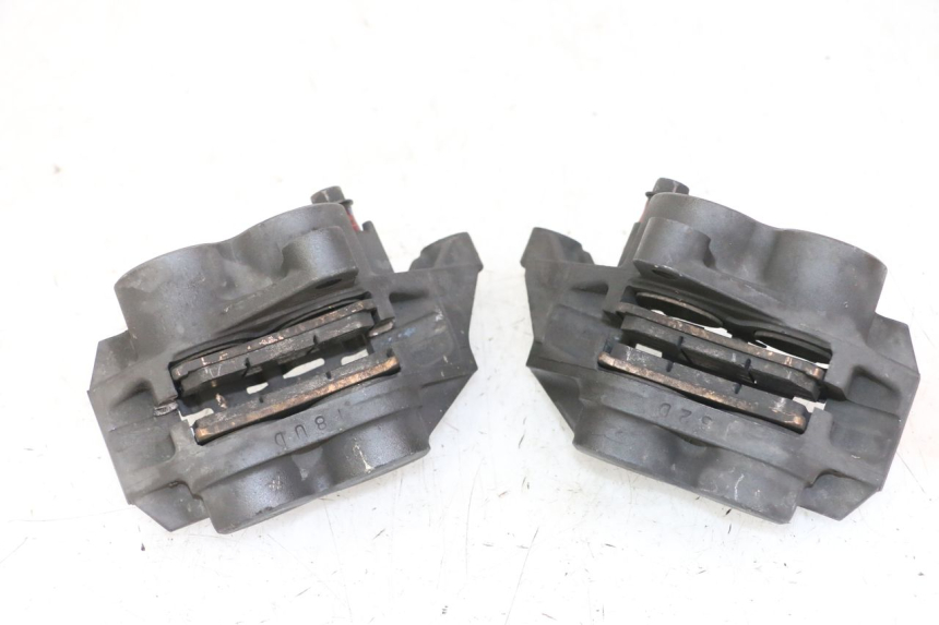 photo de PINZA DE FRENO DELANTERO YAMAHA FZS FAZER 600 (2001 - 2003) - Primer plano técnico