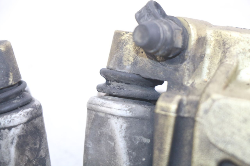 photo de PINZA DE FRENO DELANTERA GILERA GP 800 (2007 - 2013) - Detalles de los puntos de fijación