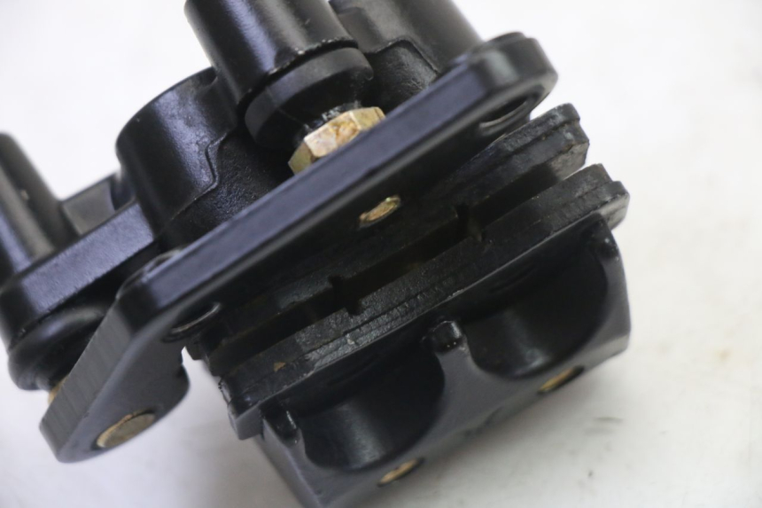 photo de PINZA DE FRENO DELANTERA APOLLO RFZ 125 - Detalles de los puntos de fijación