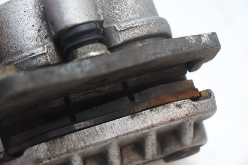 photo de PINZA DE FRENO DELANTERO DERBI SENDA 50 (2003 - 2005) - Detalles de los puntos de fijación