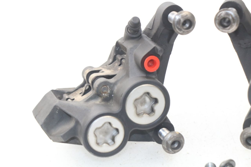 photo de PINZA DE FRENO DELANTERA YAMAHA TDM ABS 900 (2002 - 2014) - Detalles de los puntos de fijación