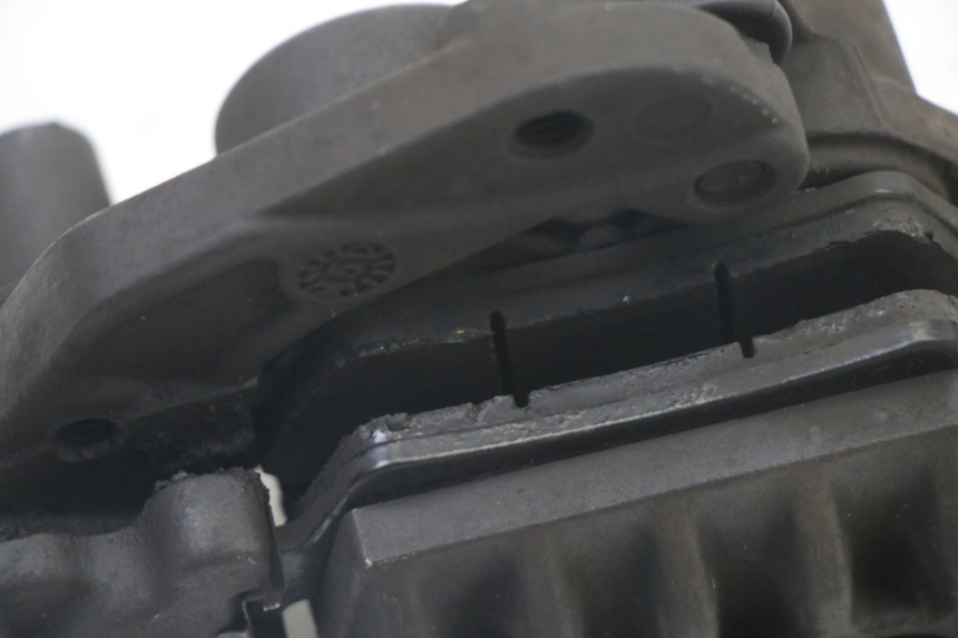 photo de PINZA DE FRENO DELANTERA SUZUKI UH BURGMAN 125 (2002 - 2006) - Detalles de los puntos de fijación