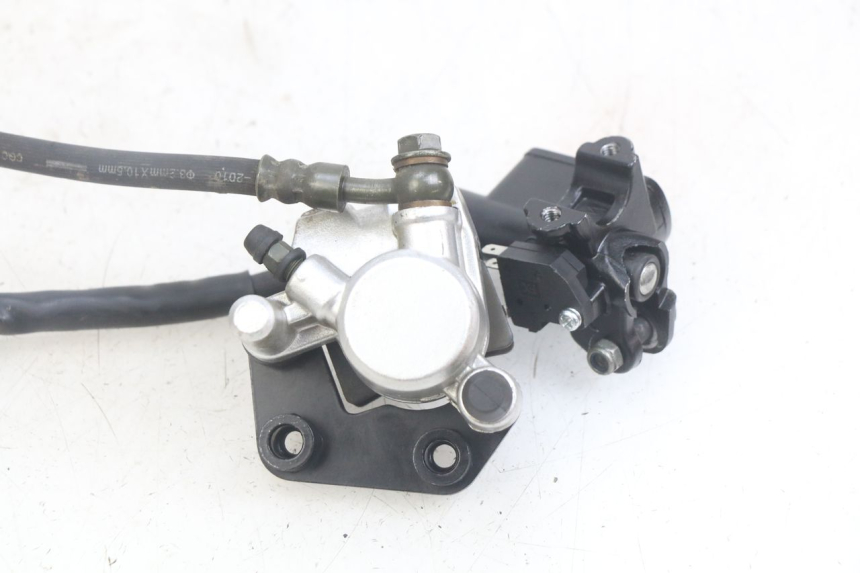 photo de PINZA DE FRENO DELANTERA UNIVERSAL BIKE ZN50QT-11B 50 (2018 - 2021) - Detalles de los puntos de fijación