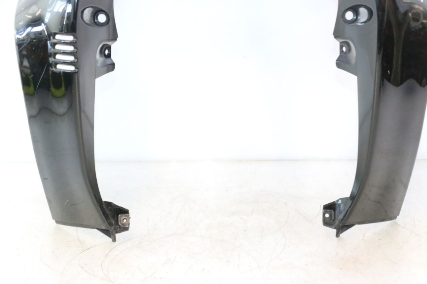 photo de CARENADO FRONTAL SUZUKI BURGMAN EXECUTIVE ABS 650 (2006 - 2012) - Zoom sobre los componentes