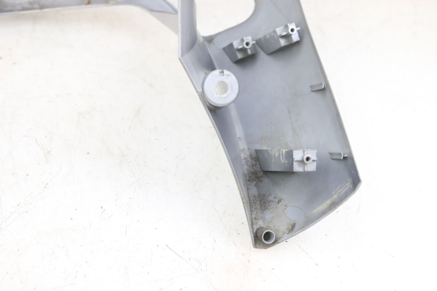 photo de CARENADO FRONTAL SYM GTS EVO 125 (2009 - 2013) - Detalles de los puntos de fijación