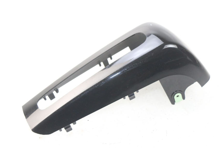 photo de CARENADO FRONTAL BAJO PEUGEOT METROPOLIS 400 (2017 - 2020) - Primer plano técnico