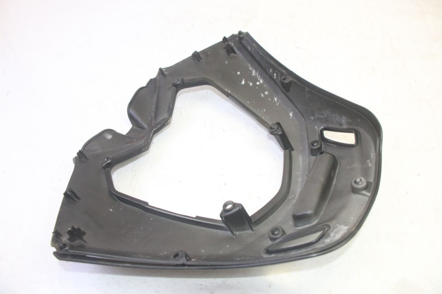 photo de CARENADO FRONTAL BAJO PIAGGIO MP3 HPE 350 (2018 - 2020) - Detalles de los puntos de fijación