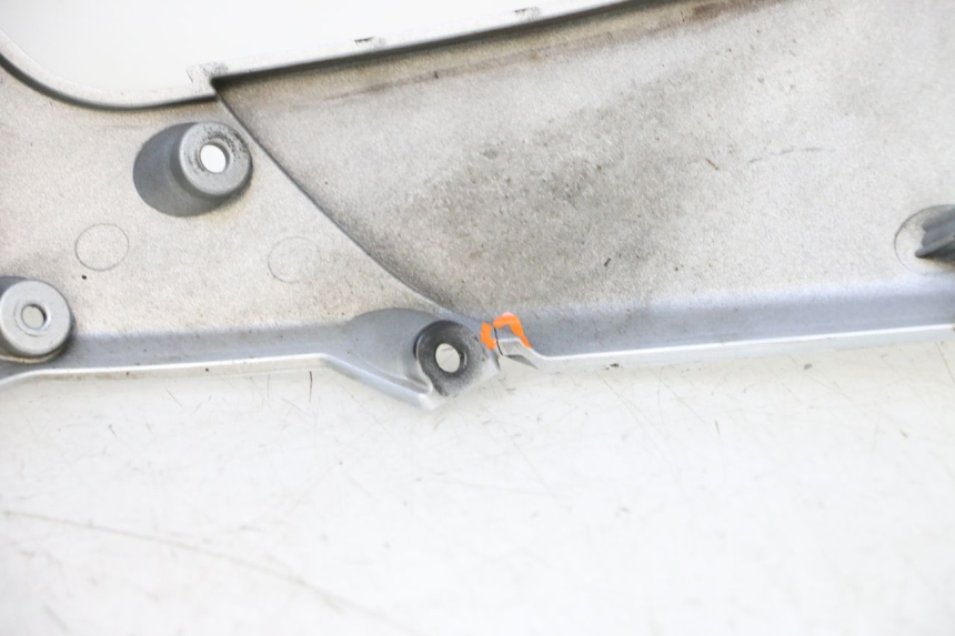 photo de CARENADO FRONTAL BAJO PIAGGIO MP3 125 (2006 - 2014) - Detalles de los puntos de fijación