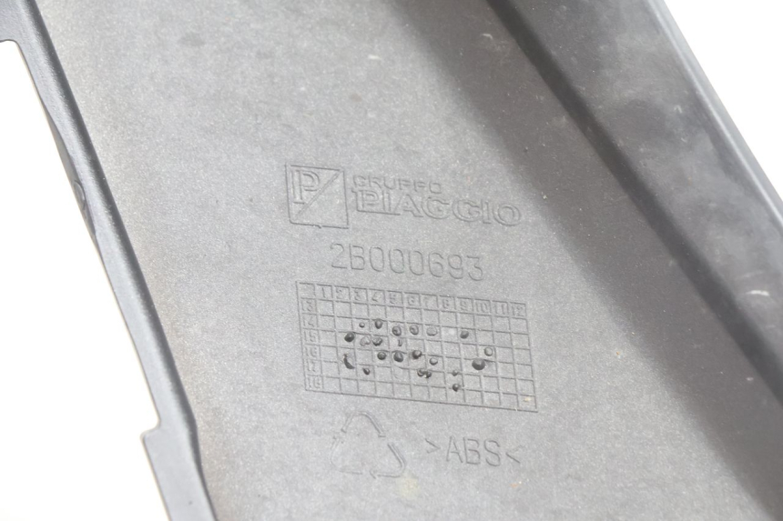 photo de CARENADO FRONTAL BAJO PIAGGIO MP3 500 (2016 - 2018) - Detalles de los puntos de fijación