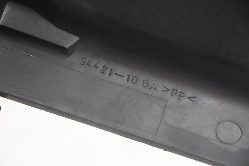 photo de CARENADO FRONTAL INTERIOR SUZUKI BURGMAN EXECUTIVE ABS 650 (2006 - 2012) - Primer plano técnico