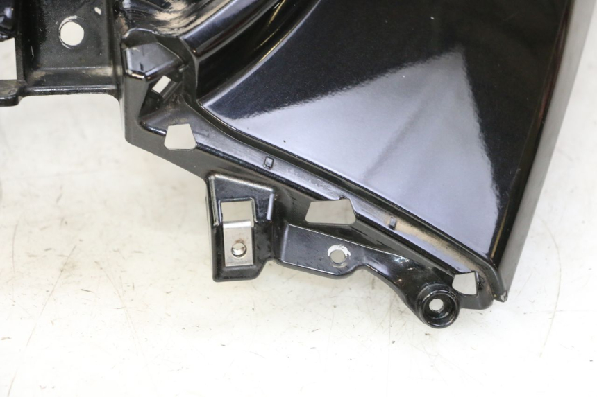 photo de CARENADO FRONTAL PIAGGIO MP3 LT 300 (2010 - 2016) - Enfoque en la estructura