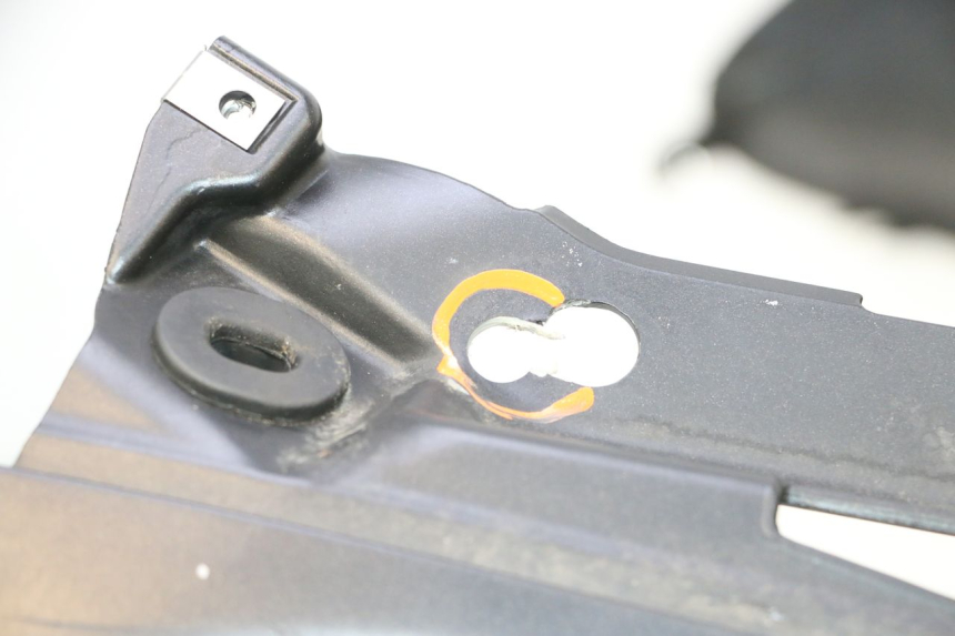 photo de CARENADO FRONTAL PIAGGIO MP3 RL 250 (2006 - 2010) - Enfoque en la estructura