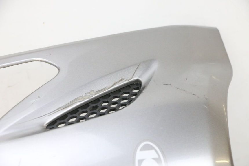 photo de CARENADO FRONTAL SUPERIOR KYMCO AGILITY CITY 4T 50 (2008 - 2016) - Zoom sobre los componentes