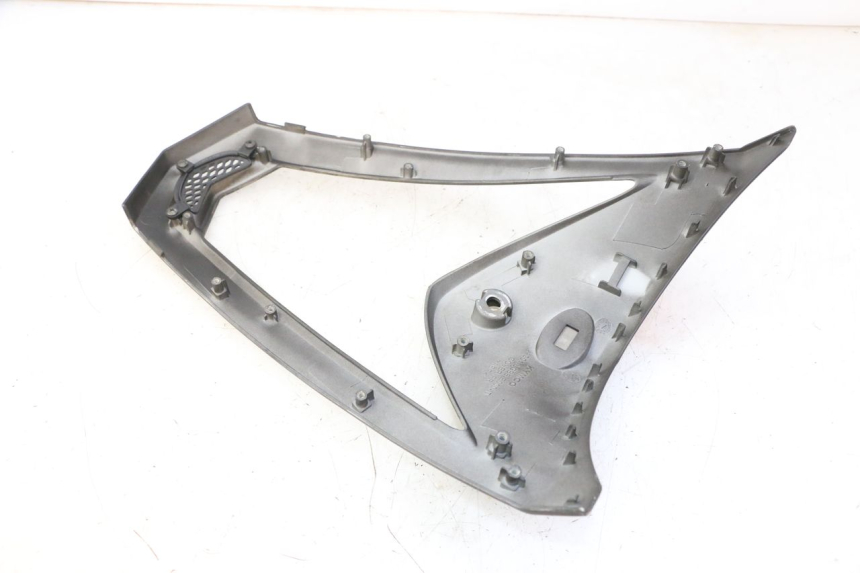 photo de CARENADO FRONTAL SUPERIOR KYMCO AGILITY NAKED RENOUVO 2T 50 (2011 - 2018) - Detalles de los puntos de fijación