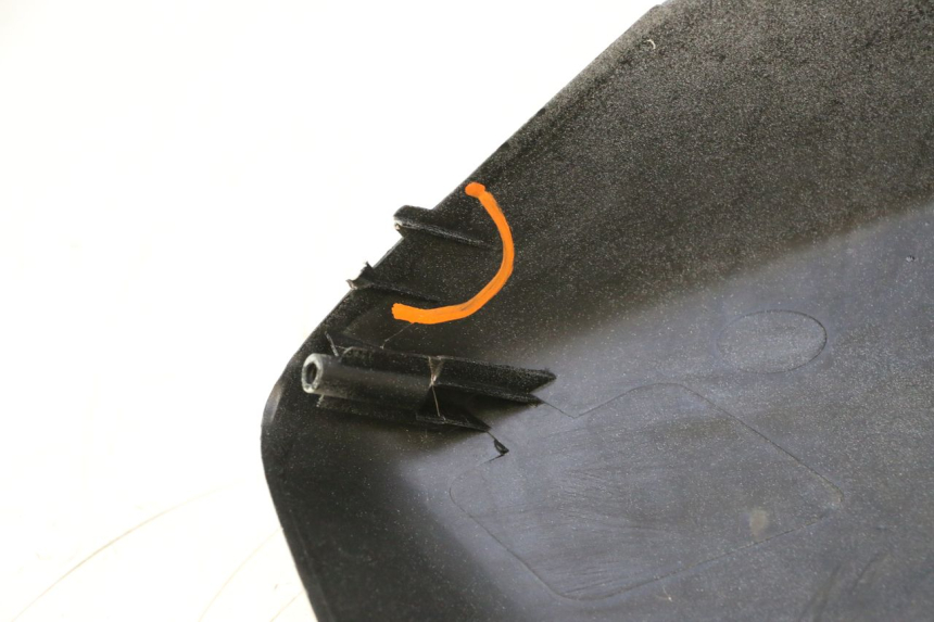 photo de CARENADO FRONTAL SUPERIOR MBK BOOSTER ROCKET 50 (1995 - 1998) - Detalles de los puntos de fijación