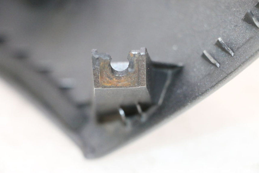 photo de CARENADO FRONTAL SUPERIOR SUZUKI BURGMAN 125 (2007 - 2014) - Detalles de los puntos de fijación