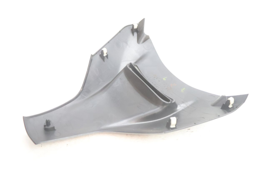 photo de CARENADO FRONTAL SUPERIOR SUZUKI BURGMAN EXECUTIVE ABS 650 (2006 - 2012) - Primer plano técnico