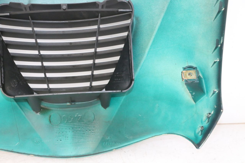 photo de CARENADO FRONTAL SUPERIOR PEUGEOT ELYSEO 125 (1999 - 2004) - Primer plano técnico